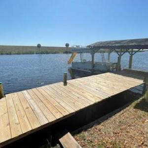 Rim Canal Cottage 'Yellow House' with Canal Views & Boat Dock cottage