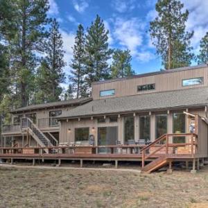 Black Butte Ranch Family Cabin with Private Hot Tub!