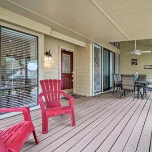 Serene Townhome with Porch Walk to Lake Conroe