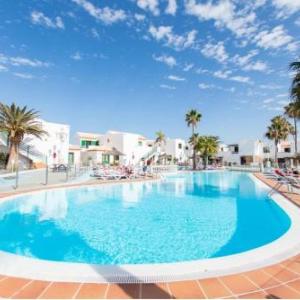 Caleta Contemporary Boho Apartment - Wifi Private Balcony & Pool