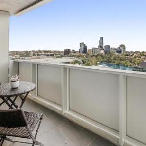 Near MCG 1BR with Balcony River Views & Parking