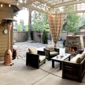 Hollygrape Escape - Lovely Backyard Space & Outdoor Fireplace! 30 Day Min home