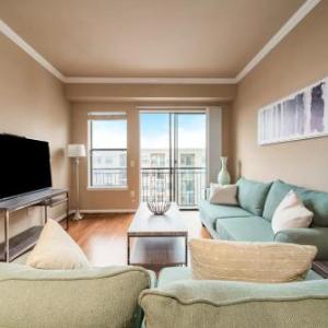 2BR Executive Suite With Pool Gym and Fast Wi-Fi By ENVITAE