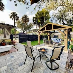 Historic District Retreat - Festive Backyard Duplex