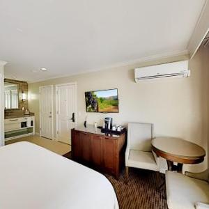 Beautifully Updated Suite - Enclosed Courtyard condo
