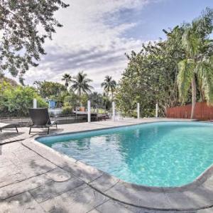 Chic Canalside Home 6 Mi to Fort Lauderdale!