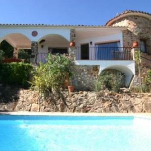 Villa in Pals Sleeps 6 with Pool and Air Con