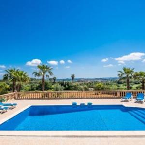 Lloret de Vistalegre Holiday Home Sleeps 8 with Pool and WiFi