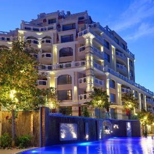 Luxurious and panoramic apartment at the beach.