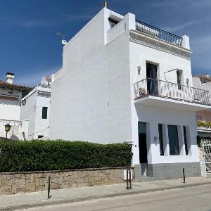 Nice house on the beach where all year round its summer