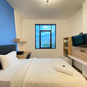 Simply Studio Room Semi Apartment at The Lodge Paskal near BINUS University By Travelio