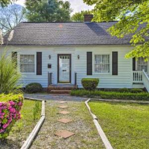 Charming Cottage with Yard Less Than 2 Mi to Downtown!