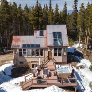 Treehouse - Secluded Mountain Cabin w Hot Tub & Treehouse