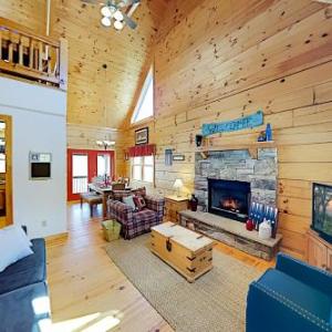 Spacious Cabin with Epic Mountain Views & Hot Tub home