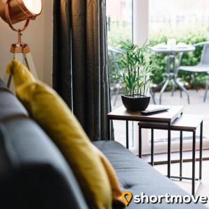SHORTMOVE - Central Parking 2 Bed/2Bath Self Contained Wifi