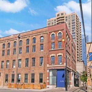 1BR West Loop Apt In-Unit Laundry Public Parking