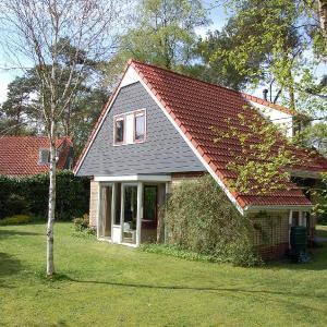 Cozy holiday home with garden near De Lemelerberg