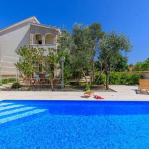 Exclusive Pool Escape Near Sea - Happy Rentals