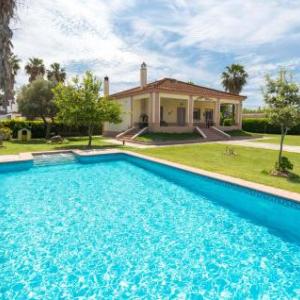 Amazing home in Los Palacios with Outdoor swimming pool WiFi and 3 Bedrooms