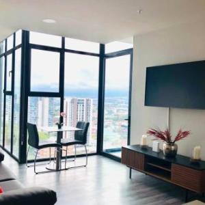 Amazing views SJO Cozy Equipped. 24/7 Concierge