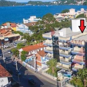 1077 Excelente opção com duas suítes no centro de Bombinhas