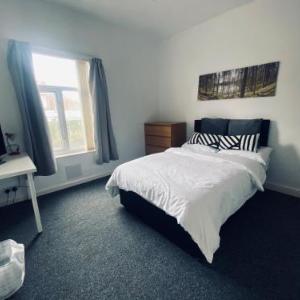 Large 4-Bed House Coventry City Centre