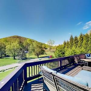 Spacious Mountain-View Retreat - Private Hot Tub home