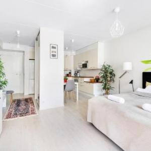 WeHost 1-Bedroom Apartment with Two Work-stations and a Terrace in Kannelmäki @WeHost Pelimannintie 3