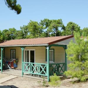 Cozy wooden chalet with a covered terrace in the Vende