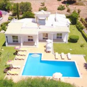 Branqueira Villa Sleeps 12 with Pool Air Con and WiFi