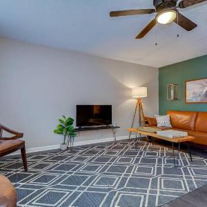 The Aviary Upscale Furnished Apartment Minutes from Busch Gardens & Mid Florida Ampitheatre with Room for Six