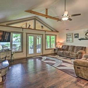 Elegant Mountain View Cabin with Large Deck!