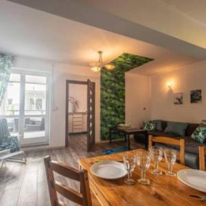 Victus Cozy Apartment with Underground Parking by Noclegi Renters
