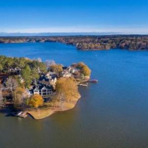 New Property Luxurious 6 BR lakefront home in Cuscowilla