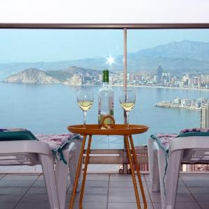 Two-bedroom flat on the 33rd floor - sea views