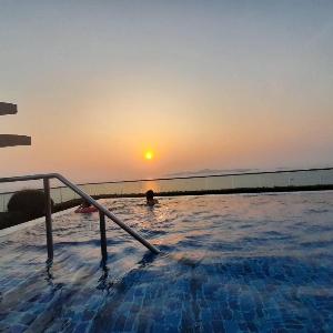The Peak Towers Pattaya by LookUP OTA