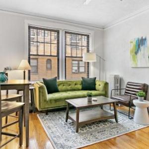 Artistic Flair 1 Bedroom Apartment In Lakeview