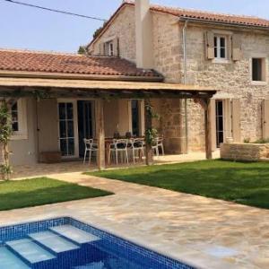 Renovated Stunning Stonevilla With Pool