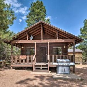 Cozy Retreat with Hot Tub Walk to Bison Ranch!