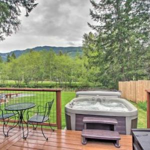 Cozy Waterside Chalet By Mt Rainier National Park!