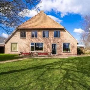 Splendid Holiday Home in Giethoorn with Hot Tub Barbeque