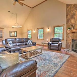 Hocking Hills Woodland Lodge on 14 Acres!