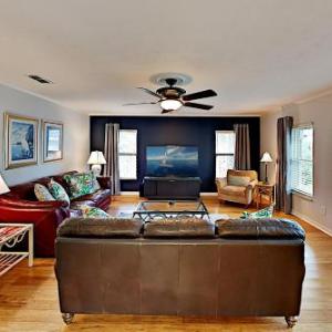 Sunshine Beach Cottage - Hot Tub - Walk to Beach home