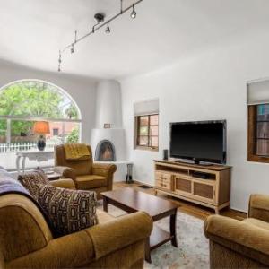 Casa O'Keeffe - Five-Minute Walk to The Plaza Quiet Neighborhood Comfort and Convenience