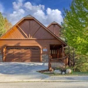 40 - View on the Rock - Amazing hot tub nestled between the rocks with views and a fire pit!