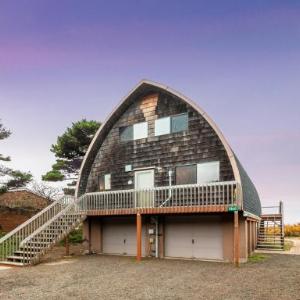 Casa Del Mar Dog Friendly Oceanfront awesome patio space with firepit!