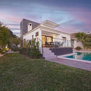 Beachside villa with modern design in Marbella