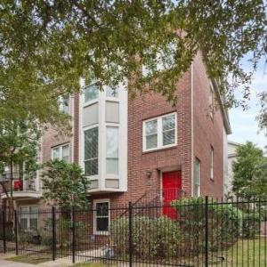 Midtown Luxury Red Door*Sleeps 10*3Bath*Gated*Wifi