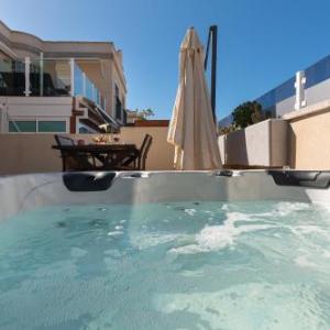 Luxury Renovated Duplex with 3 Pools Private Jacuzzi