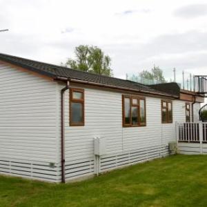 Beautiful 2-Bed lodge with hot tub and saunain Ely